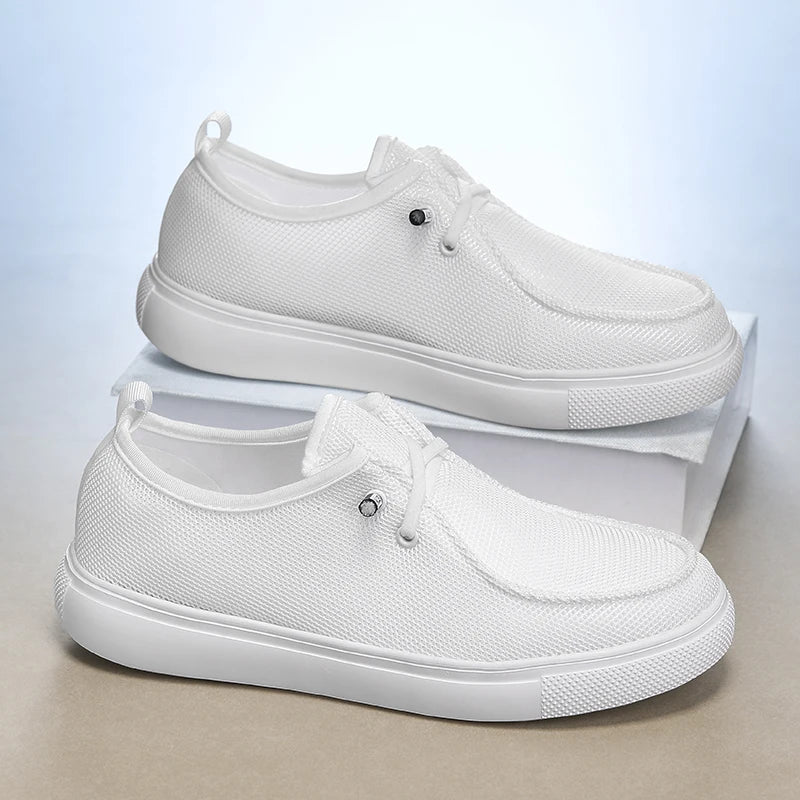 Mocassins décontractés en toile blanche pour hommes, au design minimaliste et épuré, avec une texture subtile.