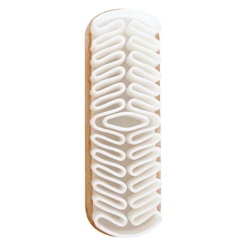 Cepillo de cerdas blancas con mango de madera, diseñado para limpiar interiores de coche de ante Alcántara.