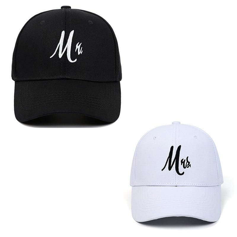 Casquettes de baseball en coton noir et blanc brodées de « MR » et « MRS » dans une typographie contrastante, conçues comme chapeaux parentaux pour couples.