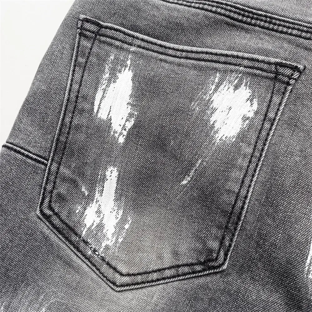 Poche de jeans en denim noir déchiré, avec des détails d’éclaboussures de peinture blanche sur jeans skinny déchirés pour hommes, effet délavé rétro vintage bleu.