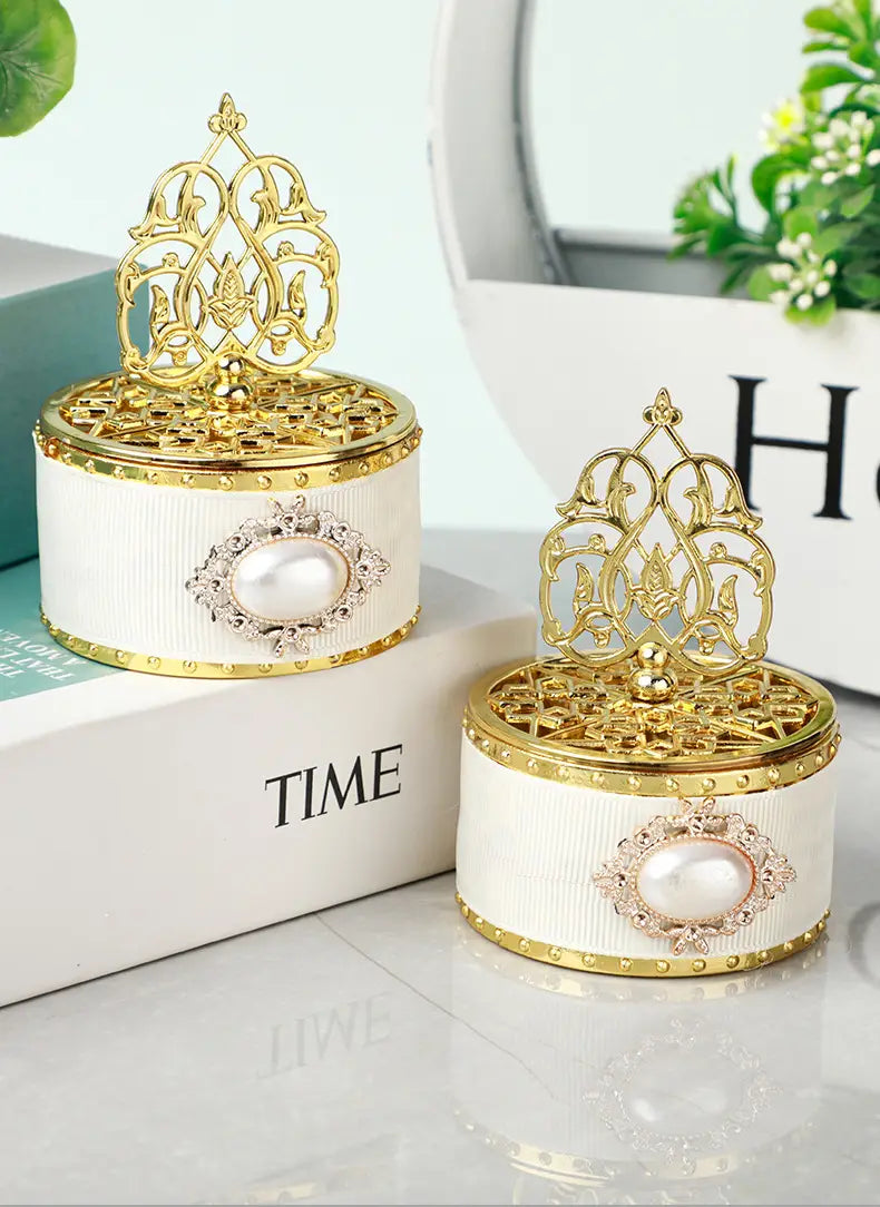 Boîte à bonbons de mariage dorée décorative élégante blanche et or, pour cadeau de perles-bonbon, avec des couvercles en filigrane complexes, des ornements de perles et des détails à grains.