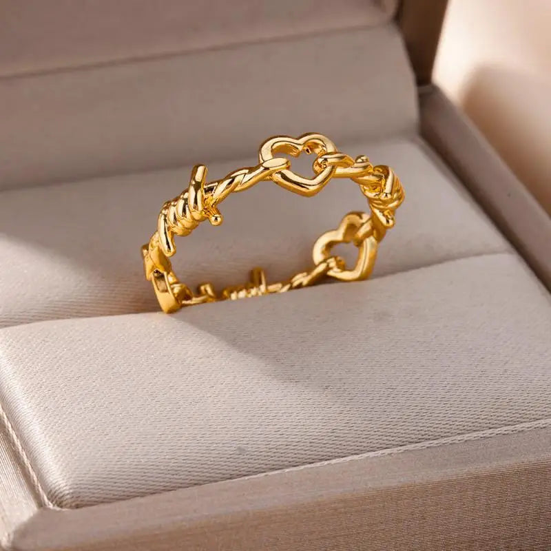 Anillo de acero inoxidable color dorado para mujeres, con diseño de cadena trenzada y eslabones con forma de corazón, adecuado para joyería de boda vintage.