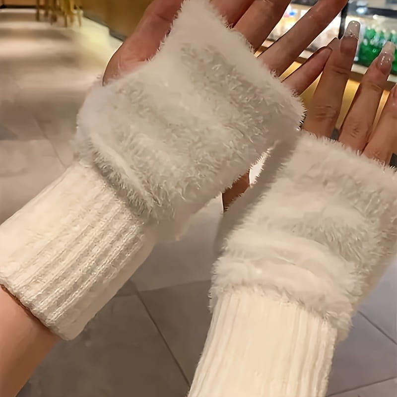 Gants d’hiver sans doigts moelleux blancs pour femmes, avec revers en maille côtelée, présentés du côté arrière.