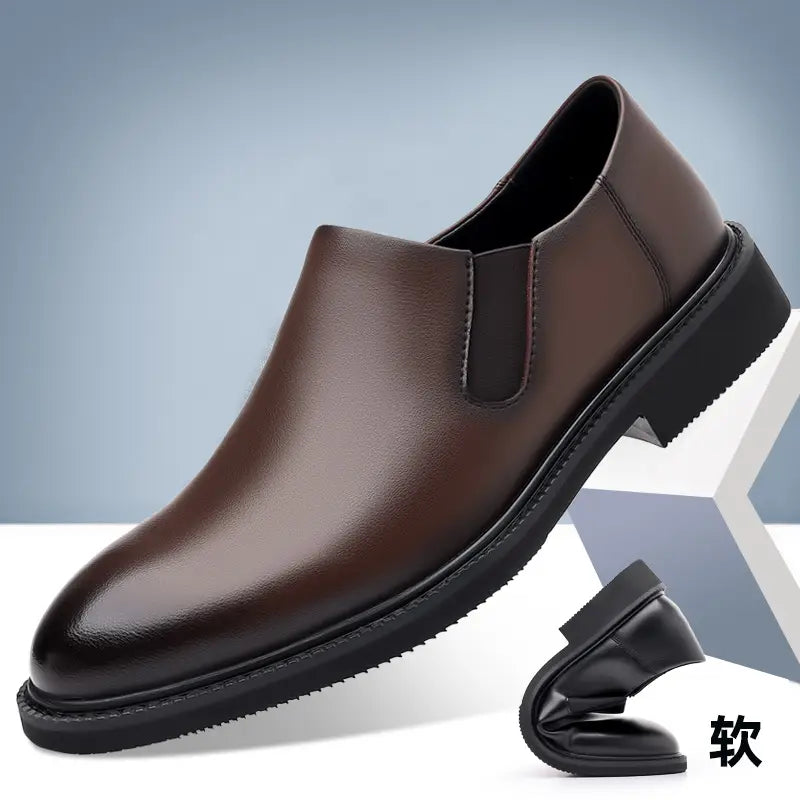Chaussure habillée à enfiler en cuir pour hommes, marron, semelle en caoutchouc noir et soufflets latéraux élastiques.