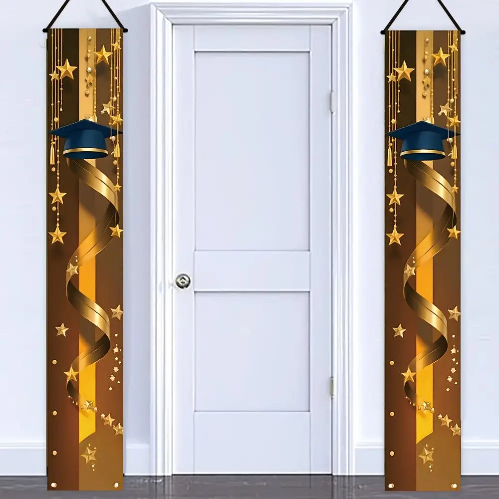 祝祭的な屋外展示のための、紺色の帽子と星の装飾があしらわれた、金色と茶色の吊り下げバナーで構成されたクラス・オブ・2026の卒業ポーチ用バナー。