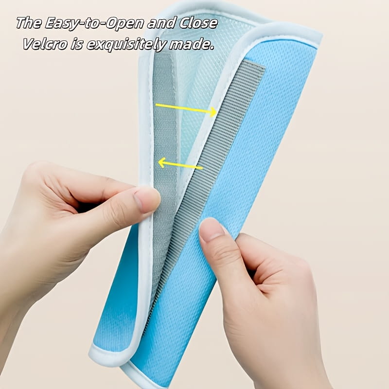 peine para mascotas de tela azul claro y gris con un diseño suave y flexible y un cierre de velcro de apertura sencilla, mostrado junto con la cubierta para cinturón de seguridad infantil y la almohada de soporte para el cuello con temática de panda.