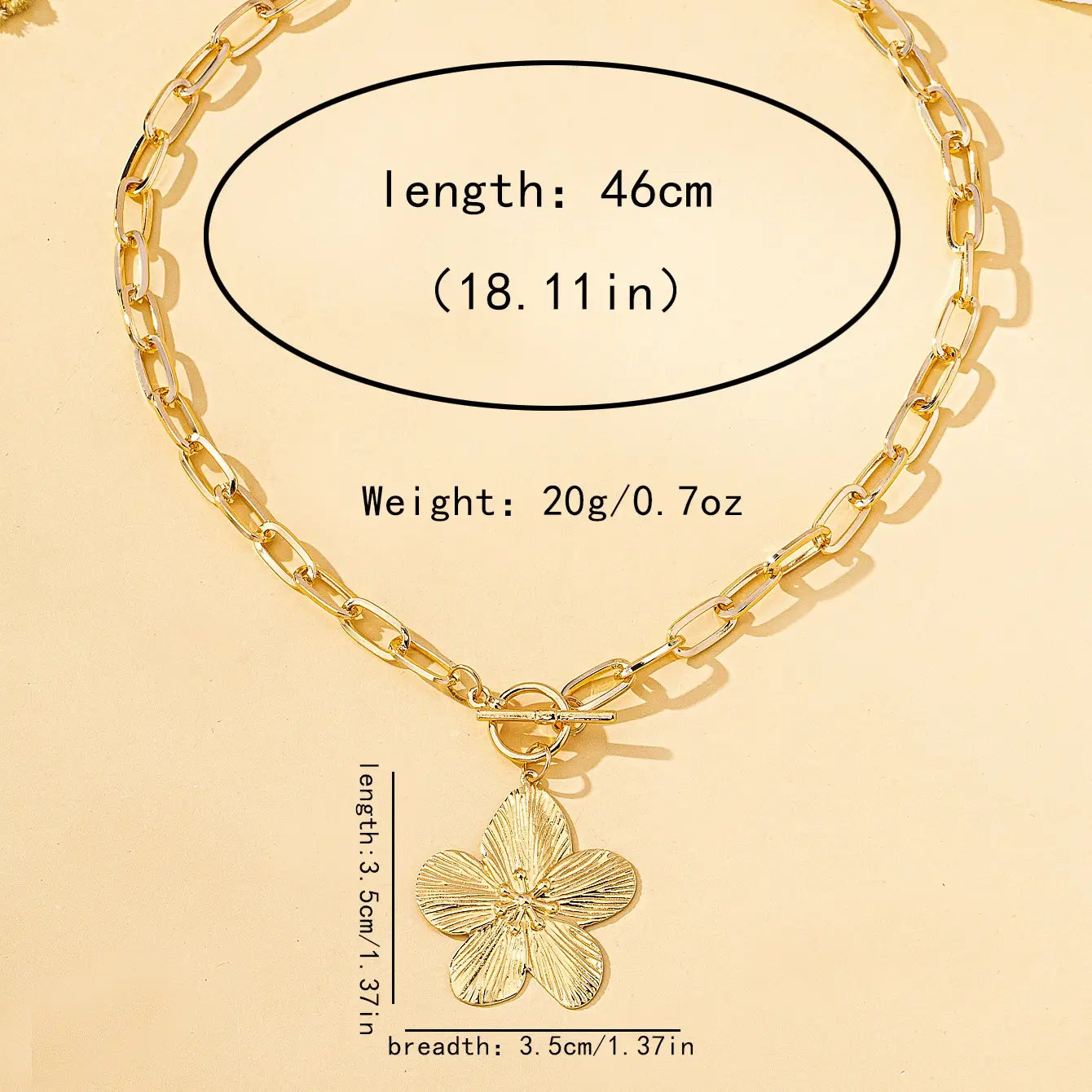 Collier pendentif plaqué or présentant un pendentif de fleur de glycine à cinq pétales texturé, style vintage pour femmes.