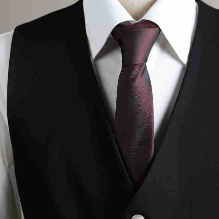 Cravate en soie bordeaux foncé élégante avec un léger brillant et un fin motif de tissage diagonal, assortie à l’ensemble costume d’affaires pour homme slim fit en trois pièces, idéale pour les occasions d’affaires en mode masculine et de soirées décontractées.