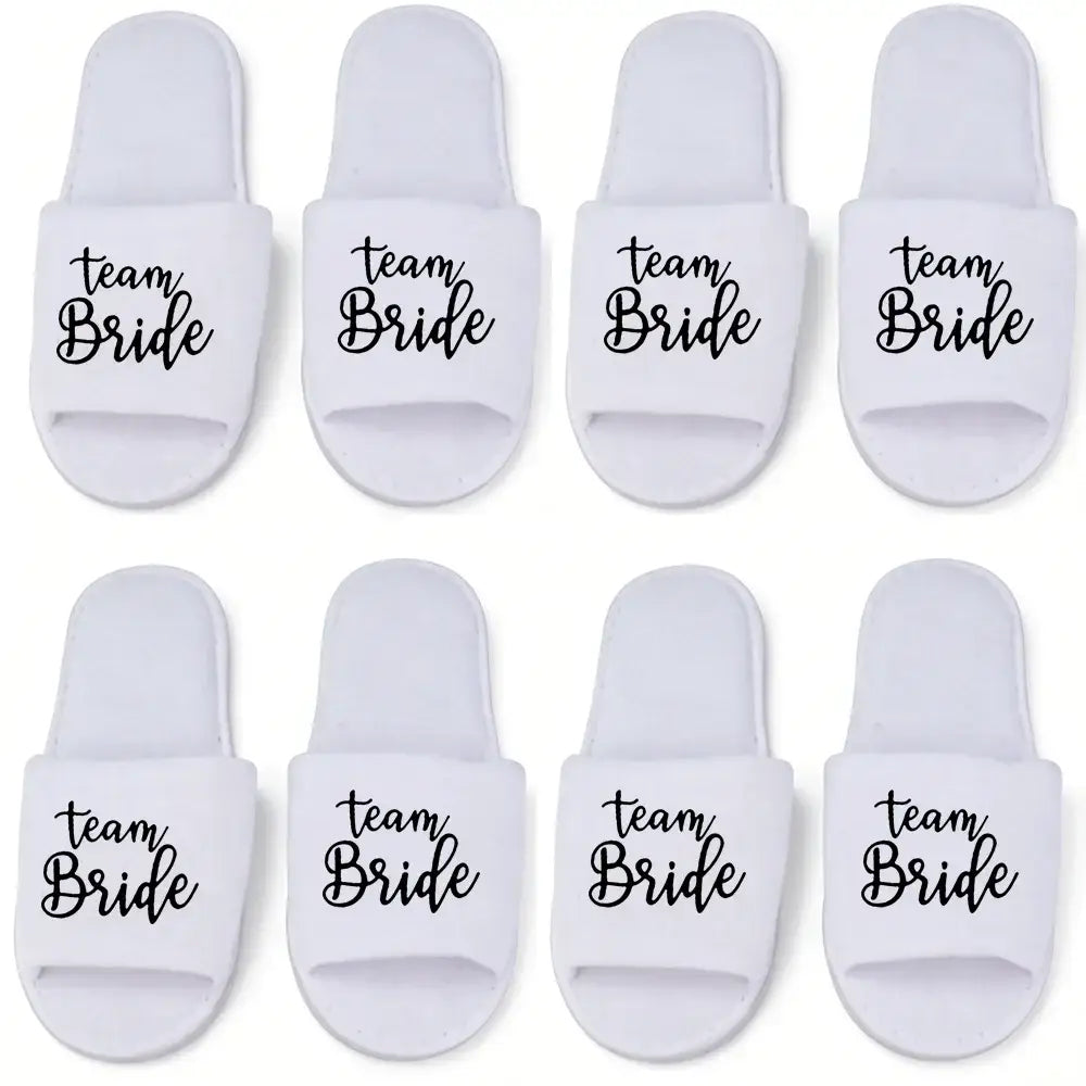 Weiße Team-Bräute-Slip-on-Sandalen mit schwarzer Kalligrafie-Schrift, entworfen als Groom-Slide-Slipper für das Schuhwerk der Hochzeitsgesellschaft.
