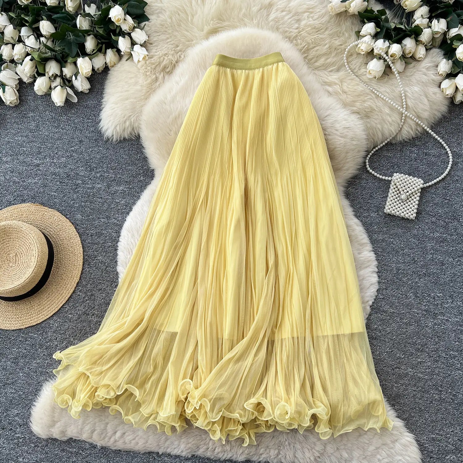Ein fließender blassgelber transparenter Chiffon-Plisseerock Midi mit Rüschenabschluß, im A-Linien-Stil gestaltet, geeignet für Y2K-Streetwear.