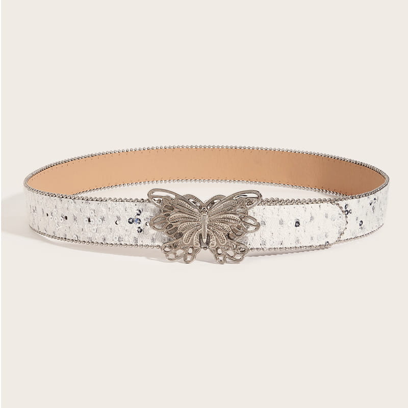 Ceinture en cuir papillon y2k en dentelle à sequins blanche avec boucle papillon argentée détaillée et bords à perles, présentée de face.