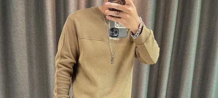 Pull-over en maille à empiècement contrastant pour homme, manches longues, avec une maille côtelée beige et un empiècement plein au niveau des épaules.