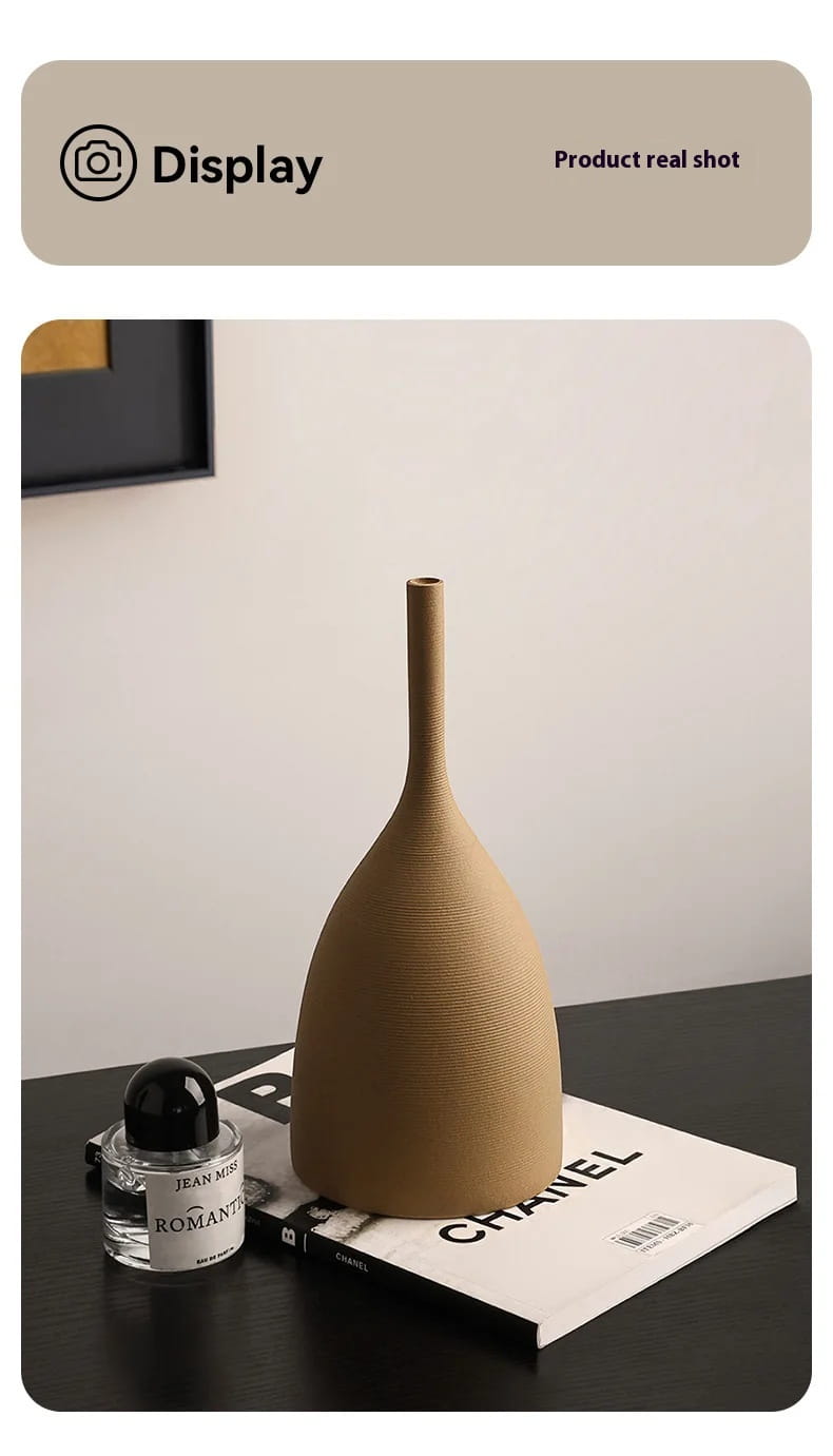 Jarrón de cerámica color canela con cuello esbelto y superficie texturizada, del conjunto de jarrones de cerámica minimalista para una decoración wabi sabi.