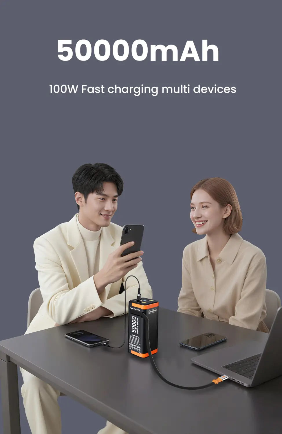 Power bank Asometech noir et orange 50000 mAh, avec une capacité de charge rapide de 100 W, présenté depuis l’arrière.