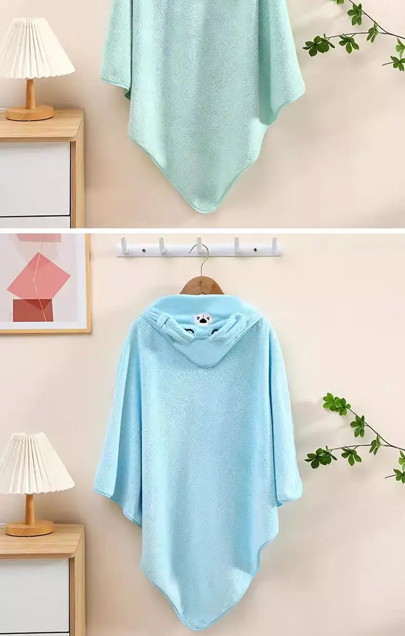 Hellblaues Plüsch-Tier-Kapuzen-Baby-Badetuch aus weichem Material mit einem niedlichen, bestickten Pfotenabdruck auf der Rückseite der Kapuze.