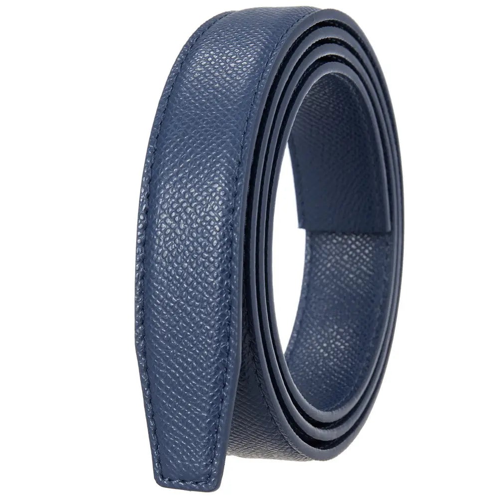 Sangle en cuir texturé bleu marine d’une ceinture en cuir pour femme avec une boucle automatique et une passe-partie fine.