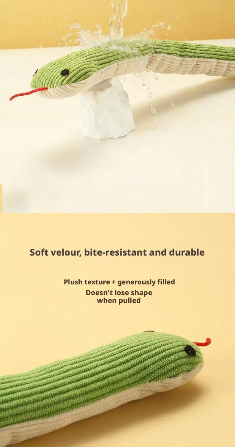 juguete de serpiente de felpa verde con vientre inferior blanco, detalles de ojos negros y lengua roja, diseñado como tipo de juguetes para animales para uso de mordedor para mascotas