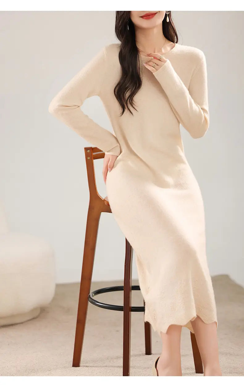 Ein weiches Wollstrickkleid in Creme mit langen Ärmeln und gesäumtem Volantabschluss.