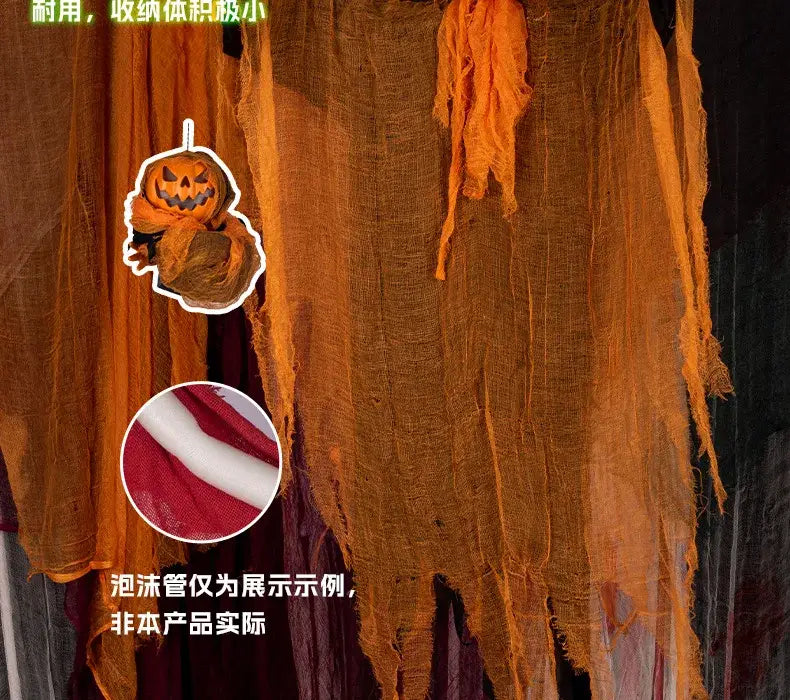 Cortina anaranjada deshilachada de tela, con un adorno colgante con forma de espantapájaros de calabaza y ojos de LED para decoración de Halloween.