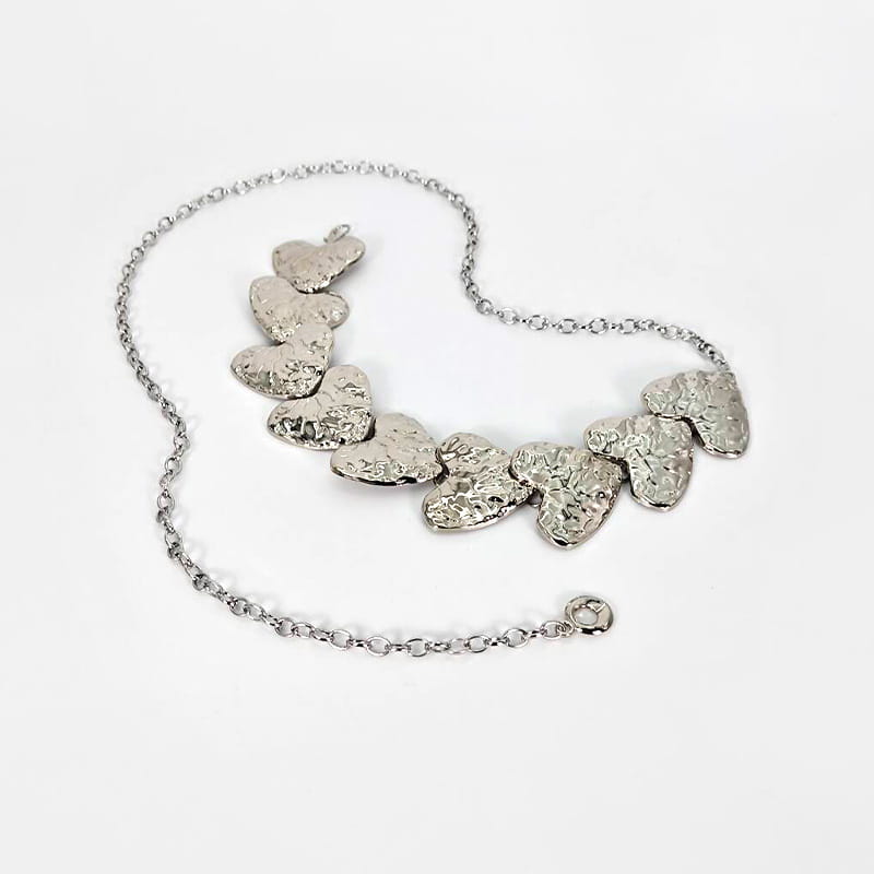 Collar de plata con colgantes en forma de corazón texturizados, unidos mediante una cadena delicada diseñada como cadena de cintura para amantes con corazón en estilo punk dorado por el diseñador amante.