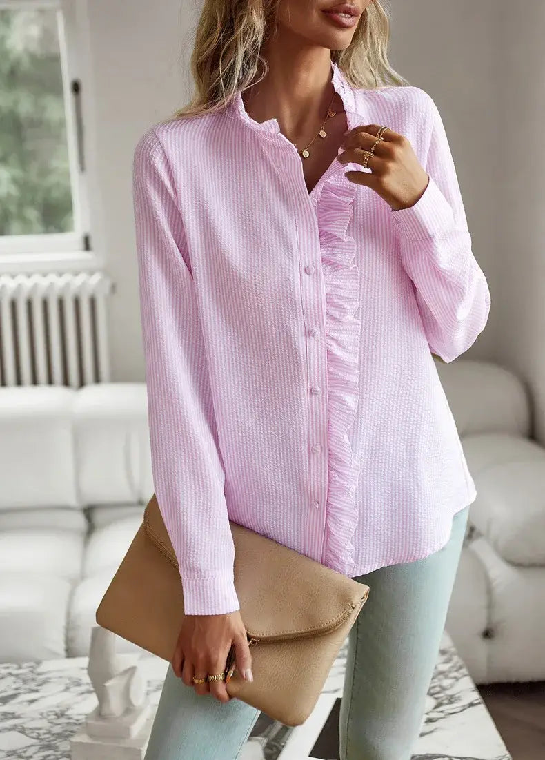 Blusa abotonada de manga larga color rosa suave con textura acanalada vertical y panel frontal con volantes.