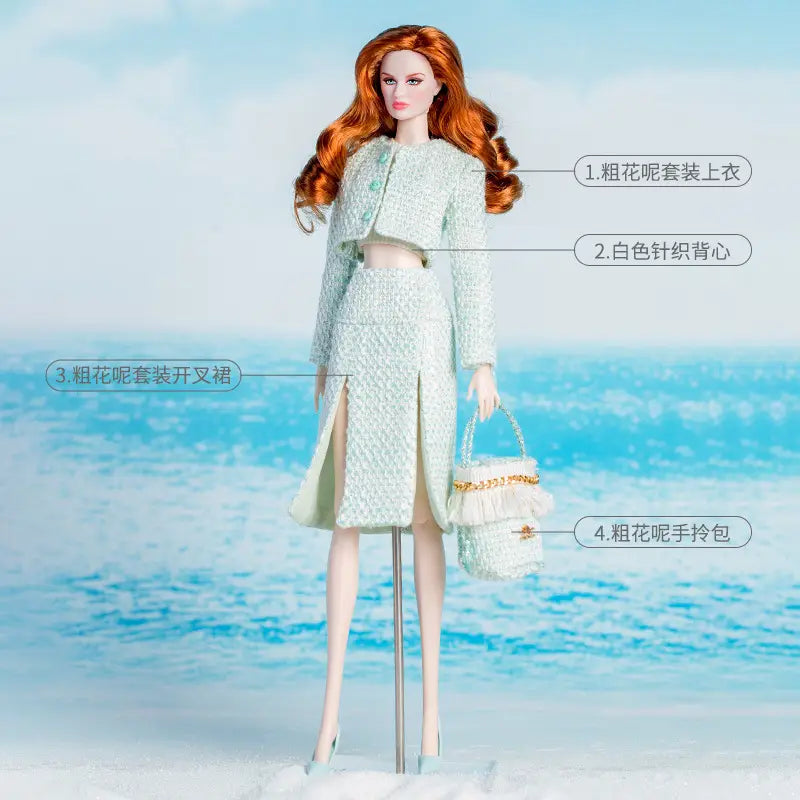 1／6スケールドール用ドレス小物アクセサリーとギフトセット。白いニットの背面パネル付きの淡いミントグリーンのツイードの上下2点セットを着用し、同系統の質感のあるハンドバッグを持つドール。