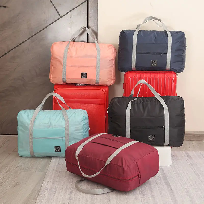 Juego de seis bolsas de lona de viaje plegables ligeras y coloridas en tonos pastel y sólidos con correas grises.