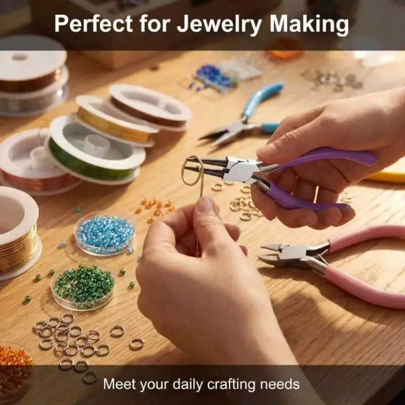 Pinces à bijoux à poignées violettes avec des mors métalliques façonnant un fil fin dans un ensemble d’outils de pinces à bijoux pour le travail et les réparations.