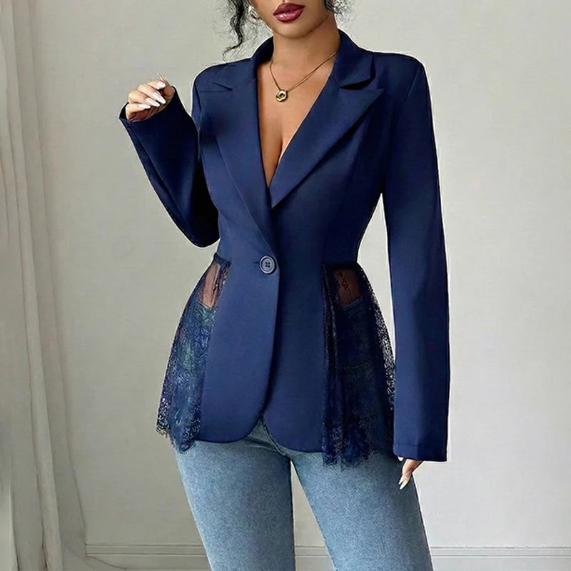 Blazer en patchwork de dentelle bleu marine pour femme, avec des détails en dentelle sur les côtés, conçu comme un costume sexy.