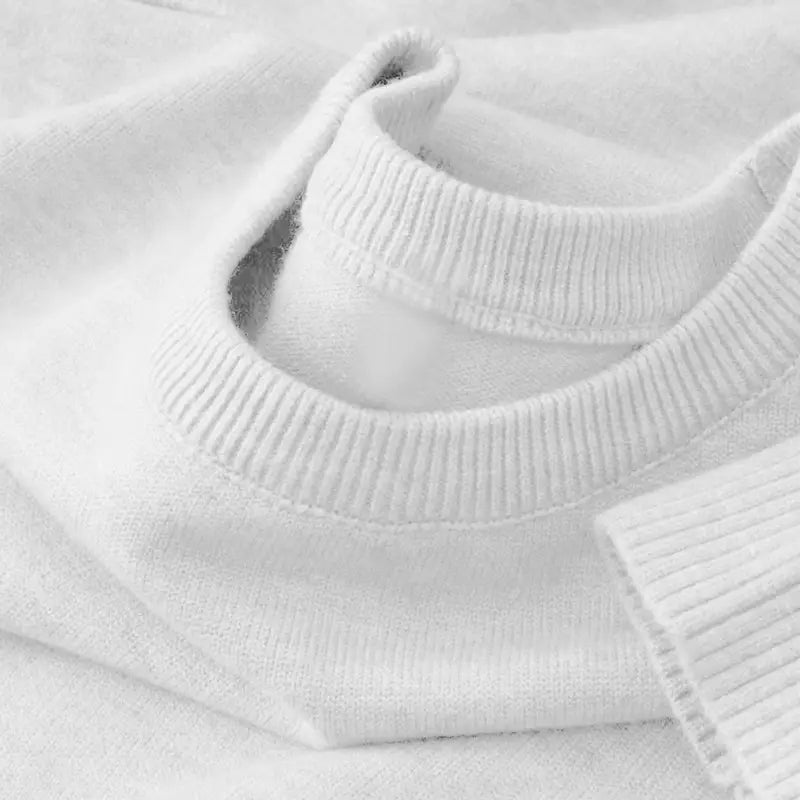 Klassischer Herren-Strickpullover mit Rundhalsausschnitt aus weißem Rippstrick mit weicher, strukturierter Stoffoberfläche und sauber verarbeiteten Bündchen.