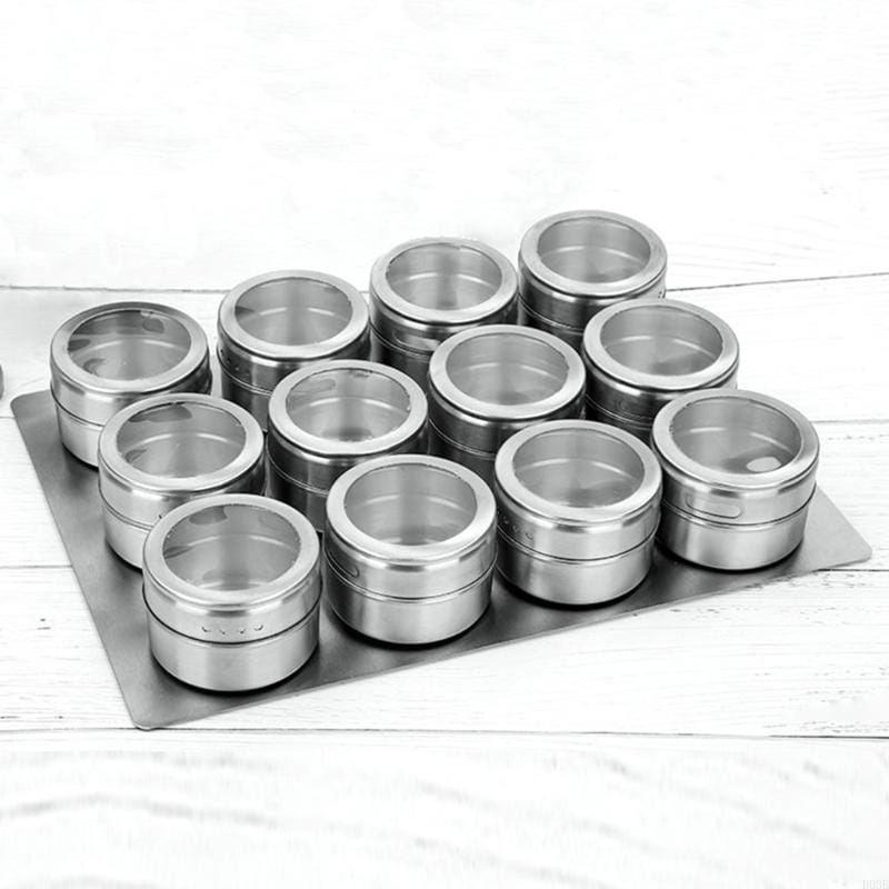 Set mit zwölf eleganten Gewürzgläsern aus Edelstahl mit klaren Glasdeckeln, ordentlich auf einem passenden Metalltablett angeordnet, im Gewürzgläser-Set aus Edelstahl mit Tablett.