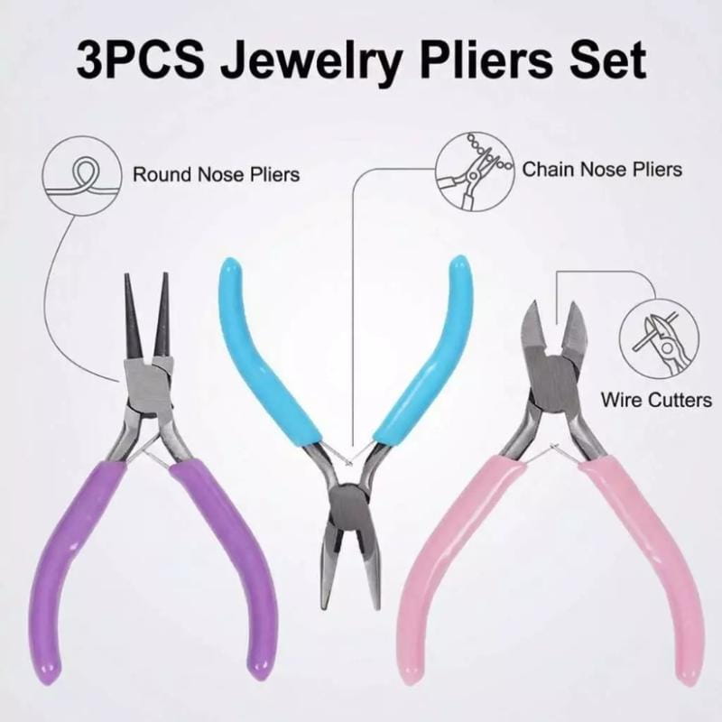 Ensemble de trois pinces à bijoux avec des poignées métalliques colorées, comprenant une pince à bec rond violette, une pince à bec chaîne bleue et une pince coupe-fil rose pour le travail et les réparations.