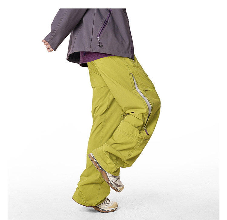pantalones cargo impermeables de senderismo para hombre en color verde lima vibrante, con múltiples bolsillos y detalles de cremallera, diseñados para un rendimiento de secado rápido.