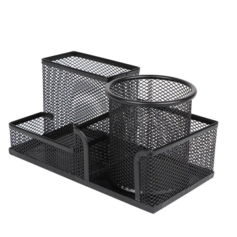 Schwarzer Metall-Mesh-Schreibtischorganizer mit rechteckigen und zylindrischen Fächern zur Stifte- und Aktenaufbewahrung.