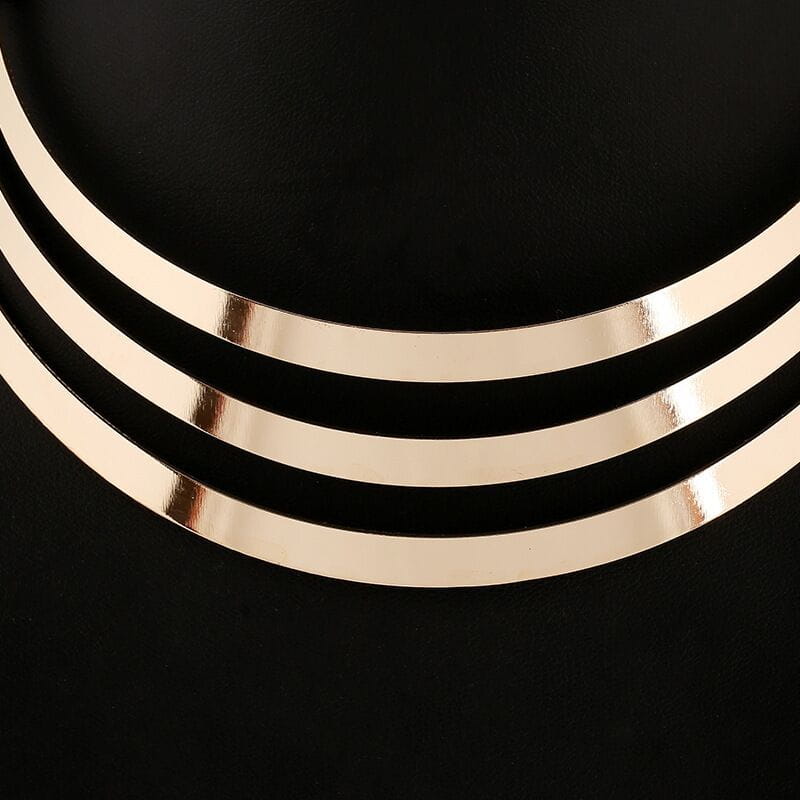 Collar tipo gargantilla de oro multicapa con un diseño metálico elegante en tono dorado y tres bandas paralelas con estilo de cadena punk.