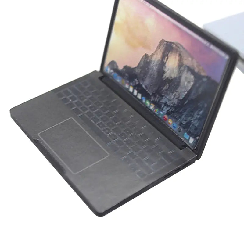 Schwarzer glänzender Mini-Laptop aus Legierung mit beleuchtetem Bildschirm, der das ikonische Yosemite-Bergwallpaper für ein Puppenhauszubehör zeigt.