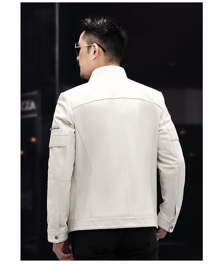 Veste en cuir blanc pour homme avec épaules structurées et poches à rabat, conçue comme un manteau professionnel masculin d’hiver à coupe ajustée.