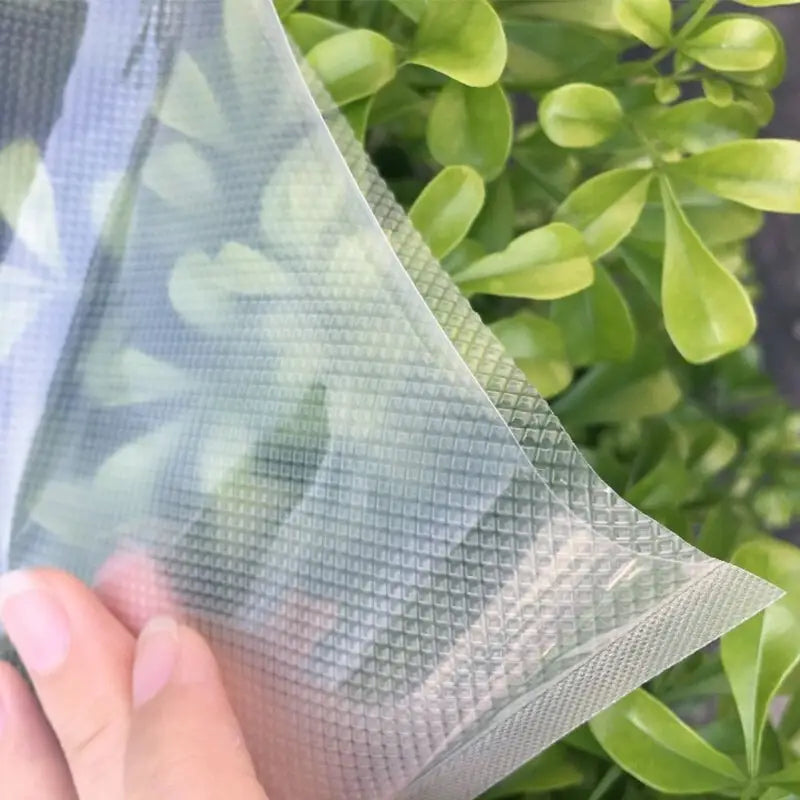 Transparente Vakuumversiegelungsbeutel aus Kunststoff in Rollform mit dezenter Rasterstruktur für die vakuumierte Lebensmittelaufbewahrung, Größe 20×1500 cm.