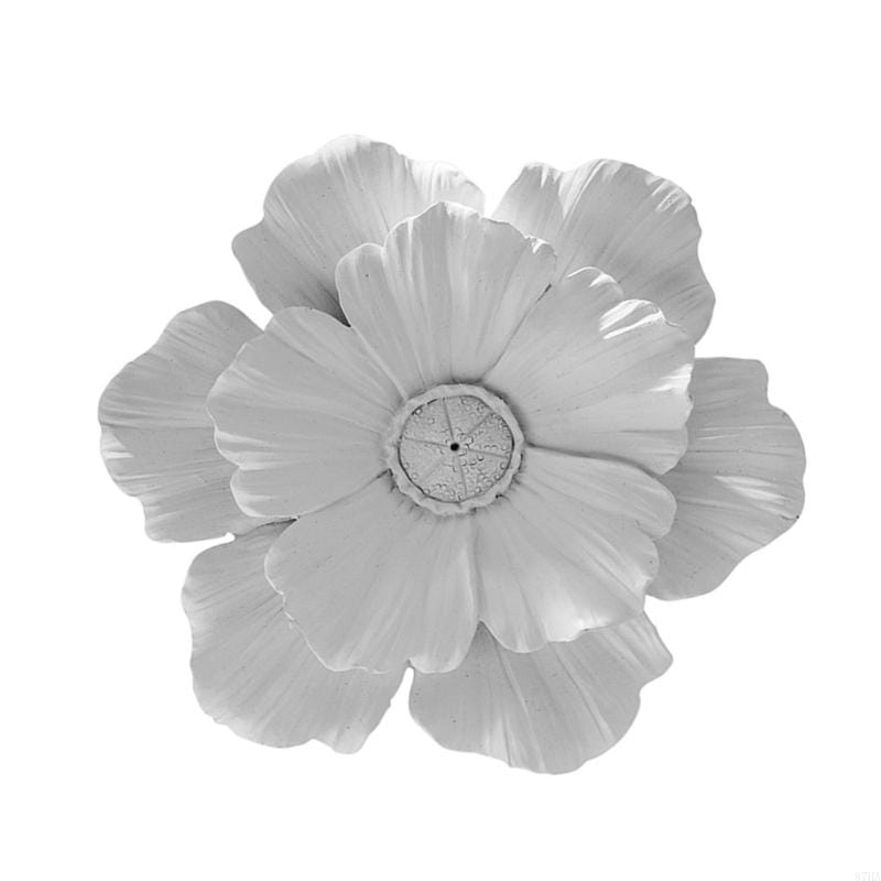 Décoration murale de fleur de pavot en métal blanc, avec des pétales superposés et un centre détaillé réalisé en résine 3D, sculpture en relief d’accent floral pour décoration murale.