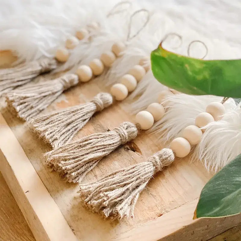 Beiger hölzerner Perlengirlanden-Tassel-Anhänger mit natürlichem Jute-Fransenbesatz aus Holzperlen und Jutematerial.