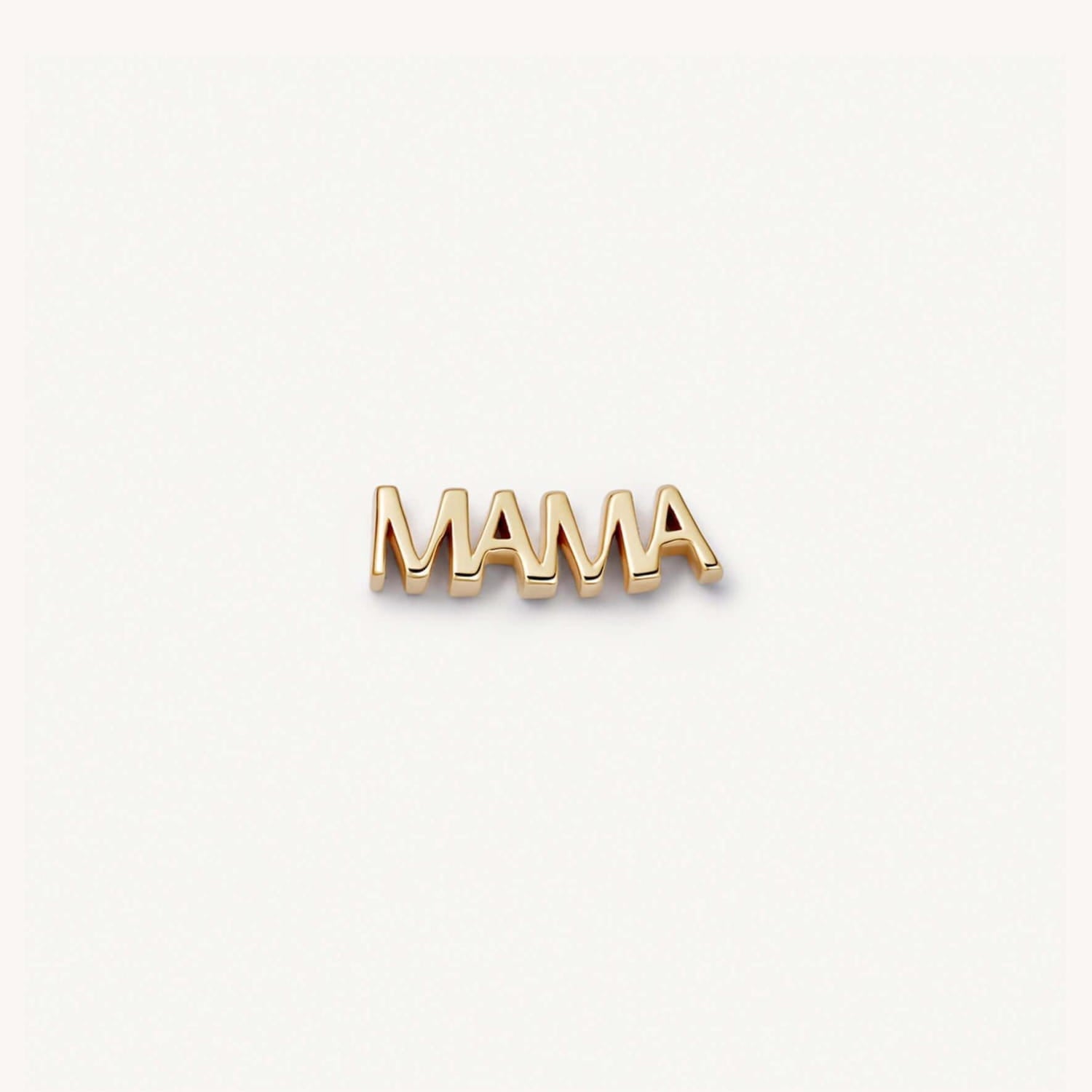 Épingle « mama » de couleur or, à une police moderne épurée et à une finition métallique polie, présentée dans un collier pendentif ouvert pour femmes et jeunes filles, style simple.