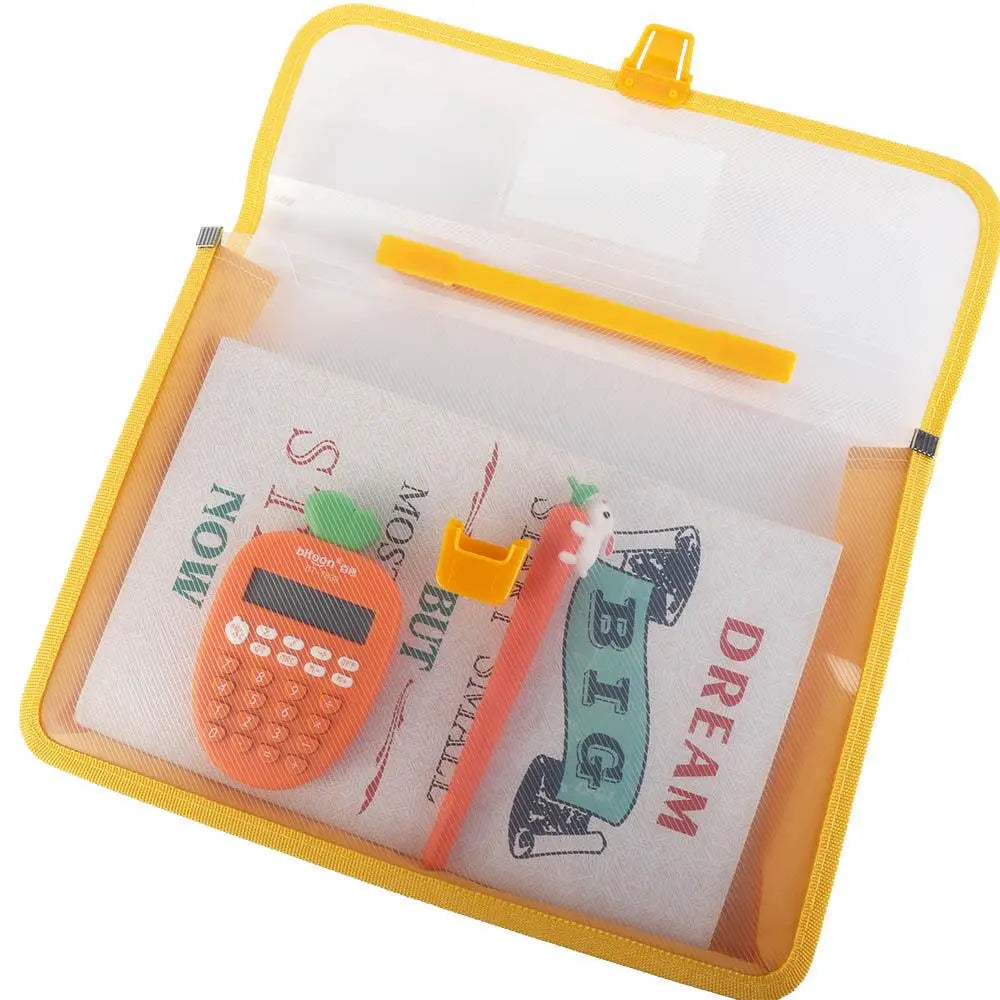 Trousse à crayons en filet jaune à l’intérieur d’une pochette-sac de rangement pour documents A4 extensible, contenant une calculatrice orange et un stylo rose