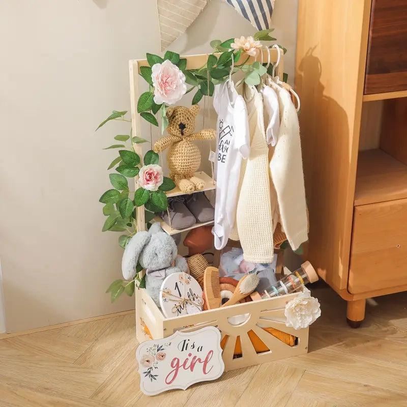 ピンクとホワイトの花とグリーンをあしらったサンバーストデザインのライトウッド製クレート。ベビー服、ぬいぐるみ、アクセサリーを収めるもので、木製のベビーストレージバスケットの収納、保育園の装飾に。