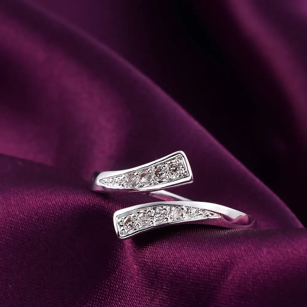 Offener Silberring mit einem rechteckigen Pavé-Band mit Diamantoptik sowie einem verstellbaren Zirkon-Design aus 18k Gold für Damen.