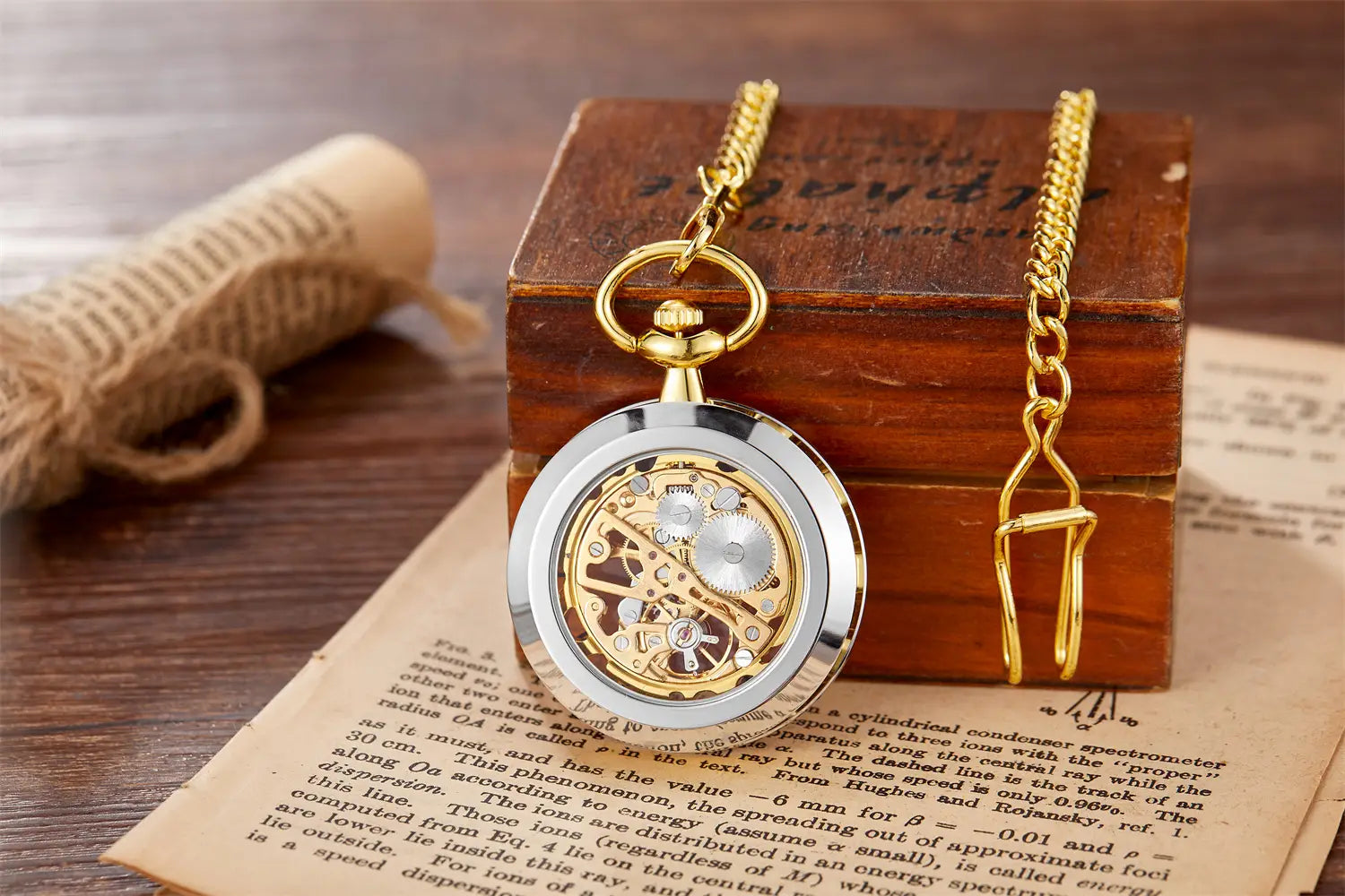 Montre de poche mécanique en or, squelette à remontage par la main, avec boîtier à tonalité or, mouvement mécanique visible avec accents argentés, et chaîne ornée.