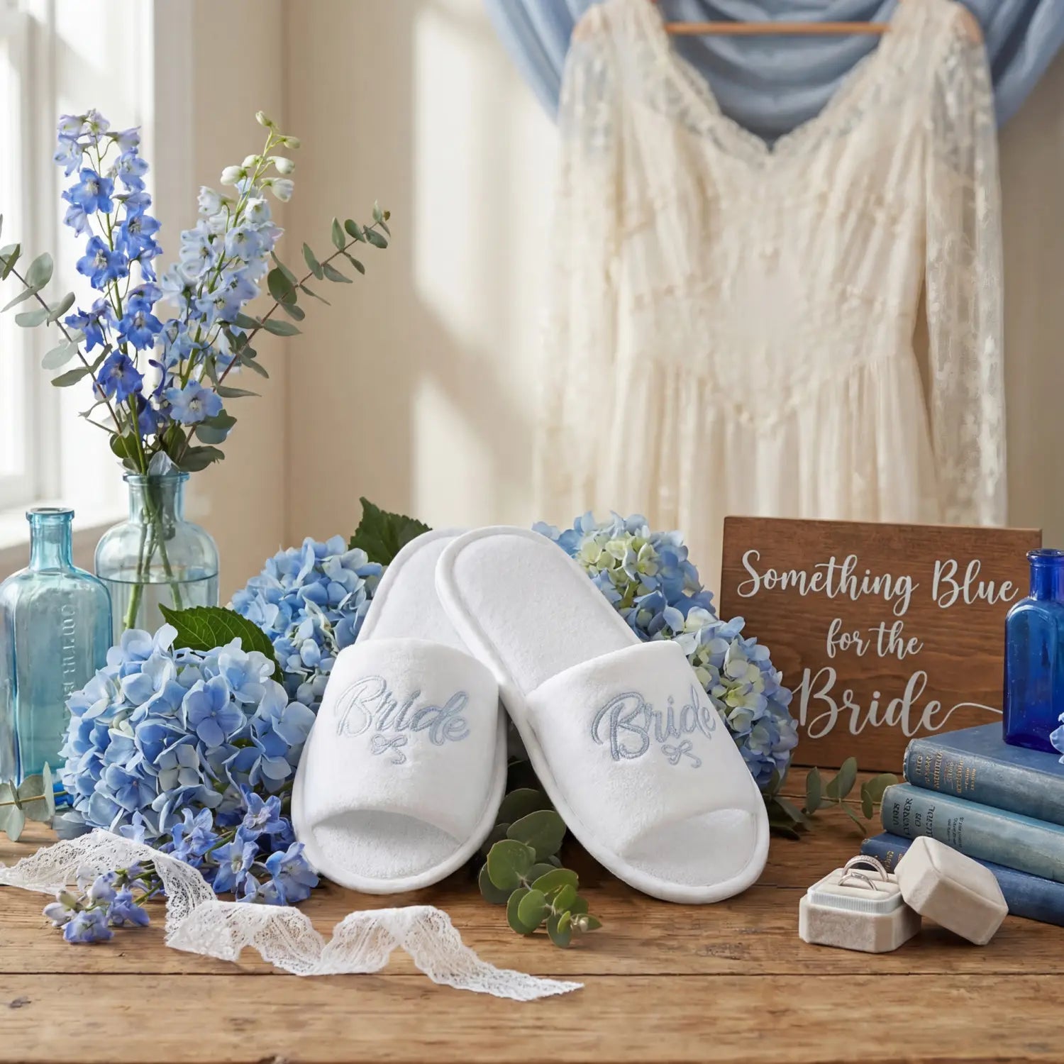 Mules en peluche blanches à enfiler, avec la mariée brodée en fil argenté, provenant de l’ensemble cadeau pour la mariée de l’équipe, équipe des mules de la mariée.