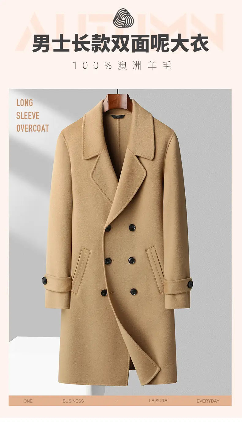 Ein langer, ärmellanger Herren-Doppelreihermantel aus beigem, 100 % australischem Wolle mit langer Schurwolle, geeignet für die Verwendung als Winterjacke.