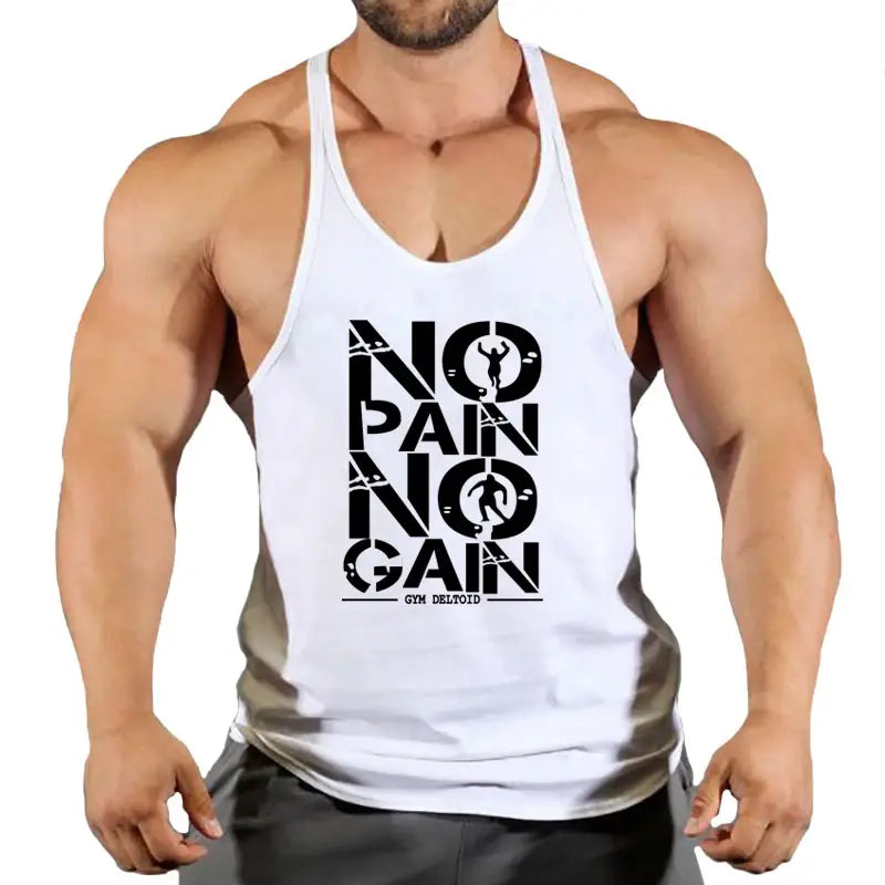 太い黒の「NO PAIN NO GAIN」グラフィックと、ジム「delfoid」ブランディングを施した、クイックドライの白い男性用ジムタンクトップ。
