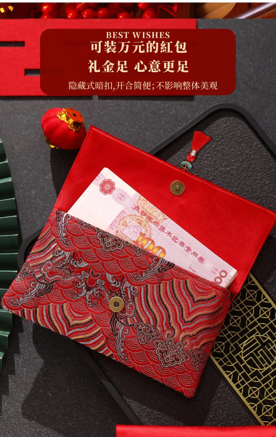 赤色のサテン生地に、金色調の留め具、赤色の刺繍、装飾的な房飾りを組み合わせた結婚式用封筒ギフト袋。赤色の封筒や現金を入れるための設計です。