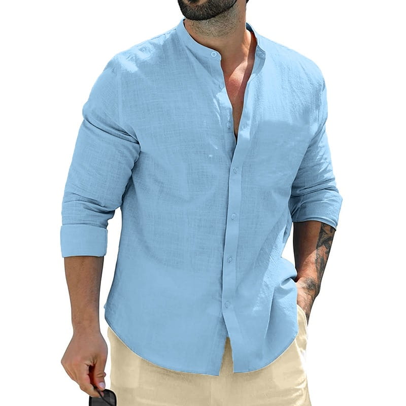 Chemise décontractée en lin pour homme à col mandarin bleu clair, à manches longues, avec fermeture boutonnée sur le devant et poignets retroussés.